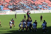 　後半、ラインアウトをキャッチする常翔学園