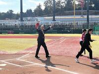 　ソフトボールのファーストピッチセレモニーに登場した王貞治氏