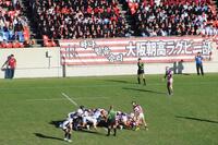 　前半、スクラムを組む白のジャージーの大阪桐蔭と大阪朝鮮