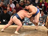 　玉鷲（左）の攻めを受ける大の里