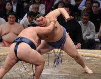 　玉鷲（手前）を攻める大の里