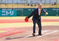 　ファーストピッチセレモニーに登場した王貞治氏