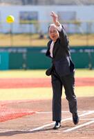 　ファーストピッチセレモニーに登場した王貞治氏