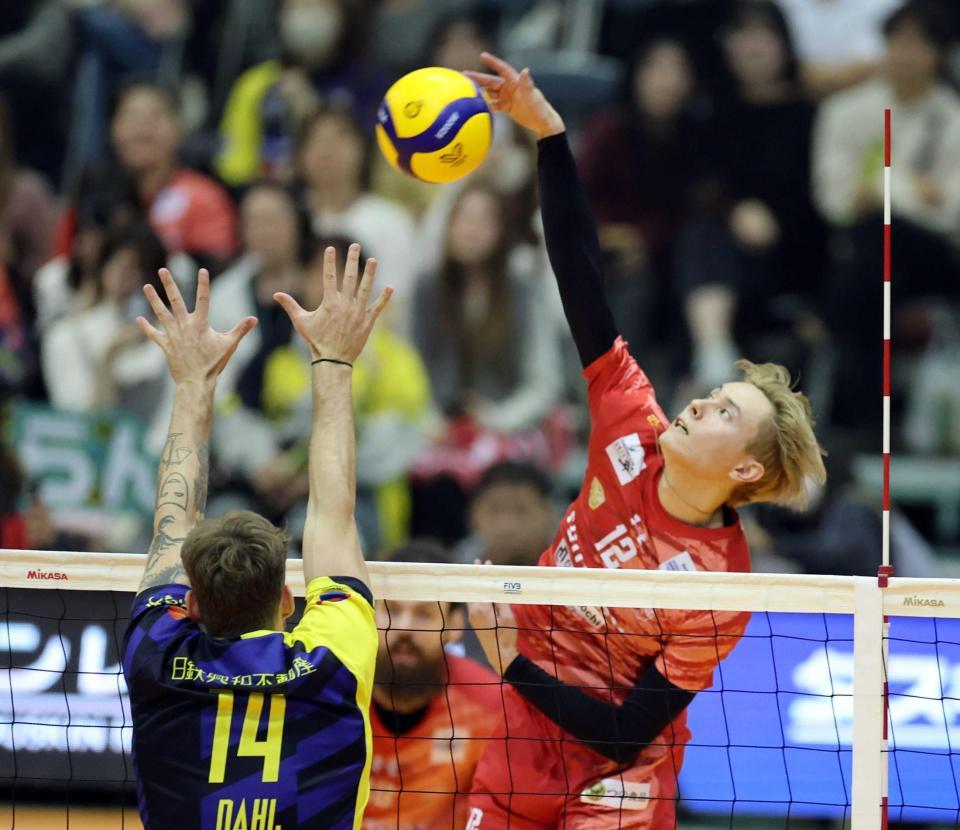 　第２セット、スパイクを決めるサントリー・高橋藍（撮影・山口登）