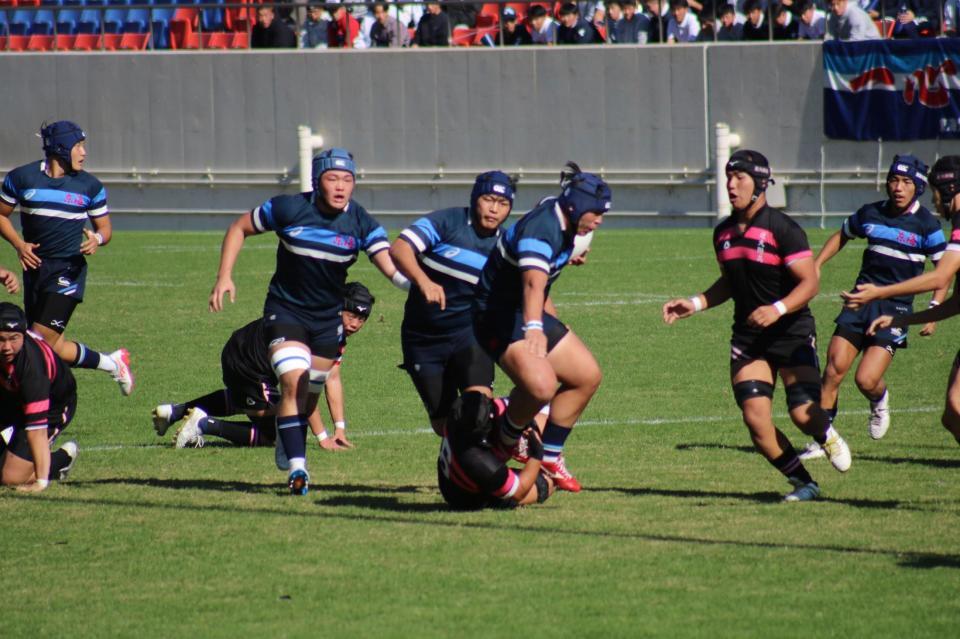 　前半、敵陣で突破する東海大大阪仰星