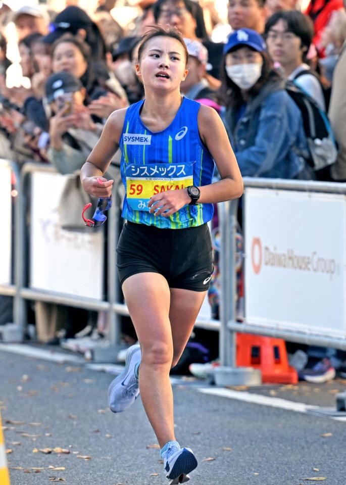 最後の直線を駆け抜ける女子３位の酒井心希（撮影・大田将之） 