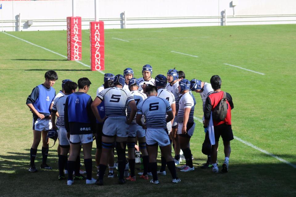 　常翔学園との決勝で円陣を組む関大北陽のメンバー