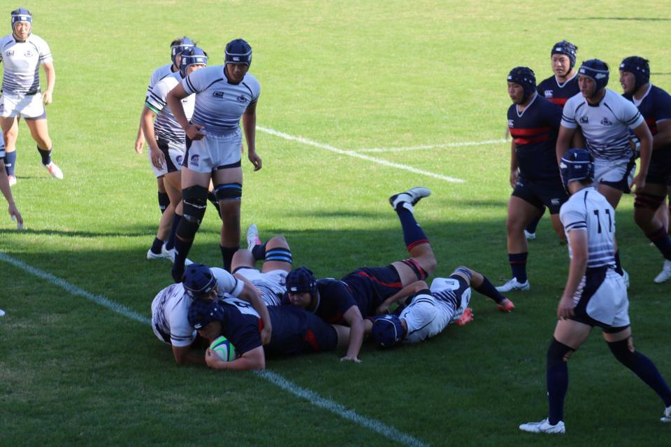 　常翔学園は後半、ラインアウトからモールを押し込んでプロップ古澤晴也がトライを決める