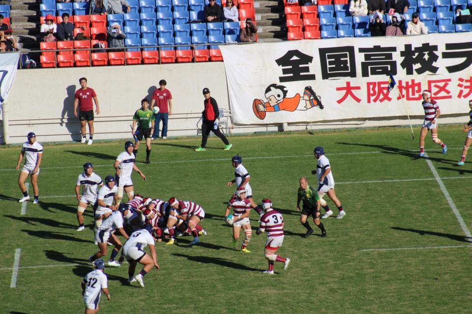 　前半、中央付近から攻撃を仕掛ける白とエンジのジャージーの大阪朝鮮