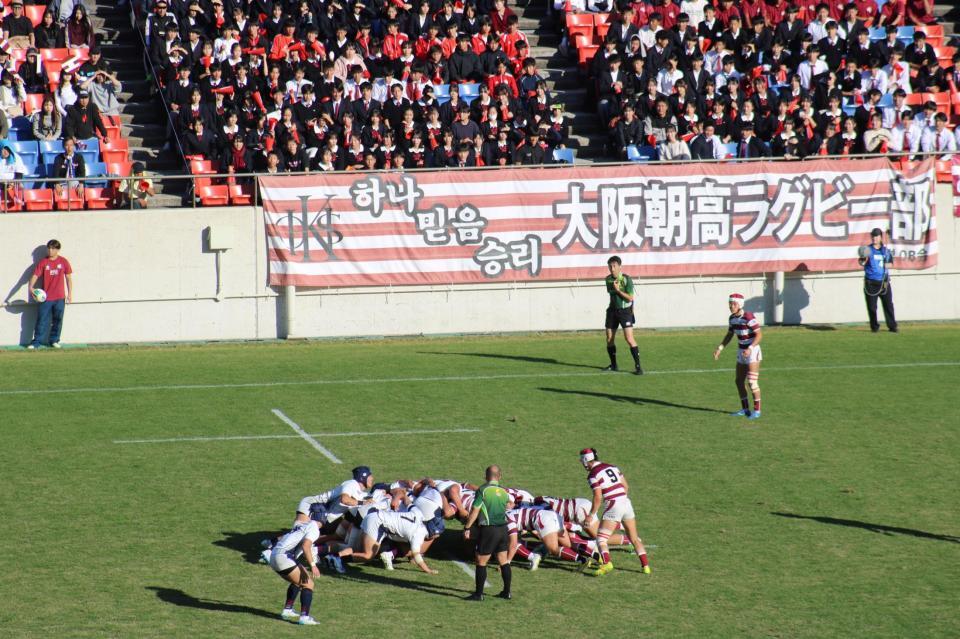 　前半、スクラムを組む白のジャージーの大阪桐蔭と大阪朝鮮