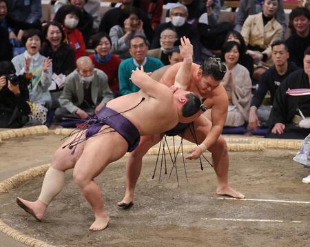　豊昇龍（奥）が送り投げで義ノ富士を下す