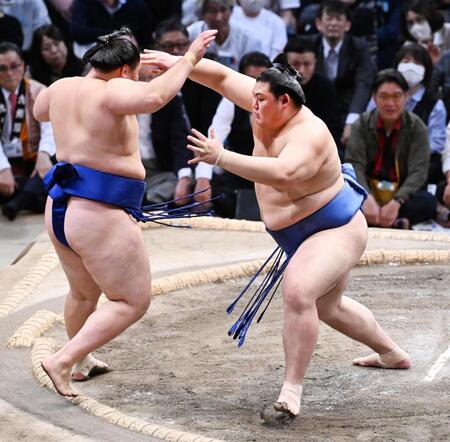 　大の里（右）は押し出しで欧勝馬を下す