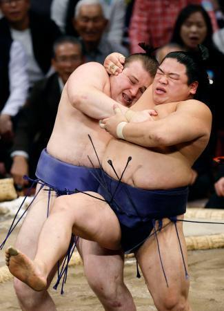 　平戸海（右）を攻める安青錦。寄り倒しで破る＝福岡国際センター