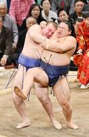 　安青錦（左）は寄り倒しで平戸海を破る