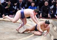 　安青錦（左）は寄り倒しで平戸海を破る