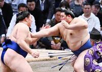 　大の里（右）は押し出しで欧勝馬を下す