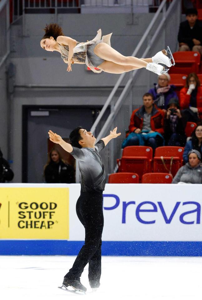 　ペアフリー　演技する三浦璃来（上）、木原龍一組＝レークプラシッド（共同）