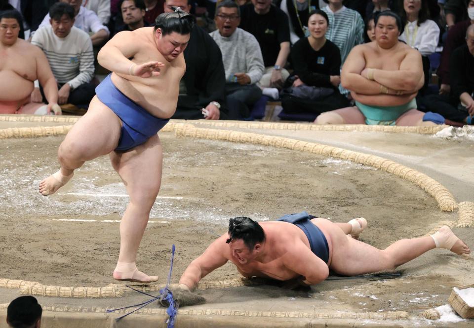 　はたき込みで玉鷲（右）を下す大の里