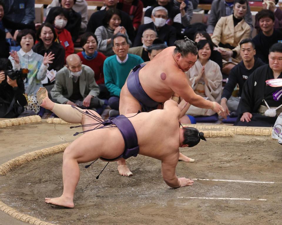 　豊昇龍（奥）が送り投げで義ノ富士を下す
