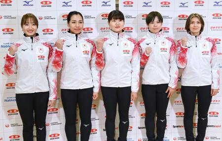 　ポーズをとるカーリング女子日本代表のフォルティウス＝１８日、札幌市