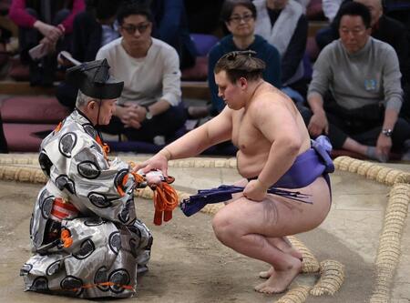 　玉鷲を下し懸賞金を手にする安青錦