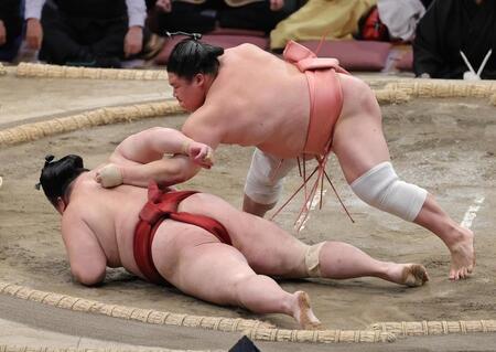 　宇良（右）がすくい投げで隆の勝を破る