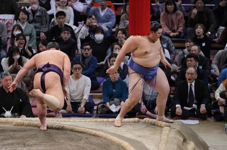 　義ノ富士（左）に押し出しで敗れる大の里