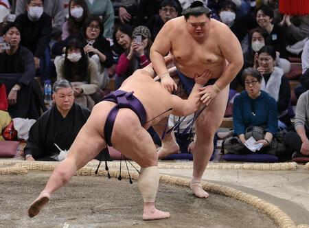 　義ノ富士（左）に押し出しで敗れる大の里