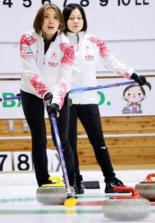 　カーリングのミラノ・コルティナ冬季五輪最終予選に向け、練習するフォルティウスの吉村紗也香（左）