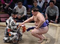 　玉鷲を下し懸賞金を手にする安青錦