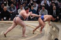 　金峰山（左）が送り出しで藤ノ川を下す