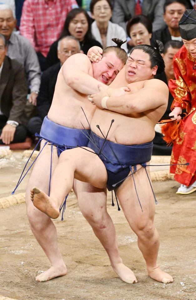 　安青錦（左）は寄り倒しで平戸海を破る