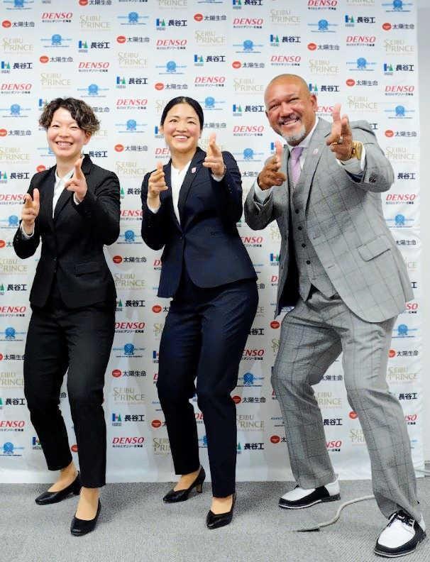 　アイスホッケー女子日本代表の（左から）小池詩織主将、細山田茜副主将、アレックス・ラミレス理事（日本アイスホッケー連盟提供）