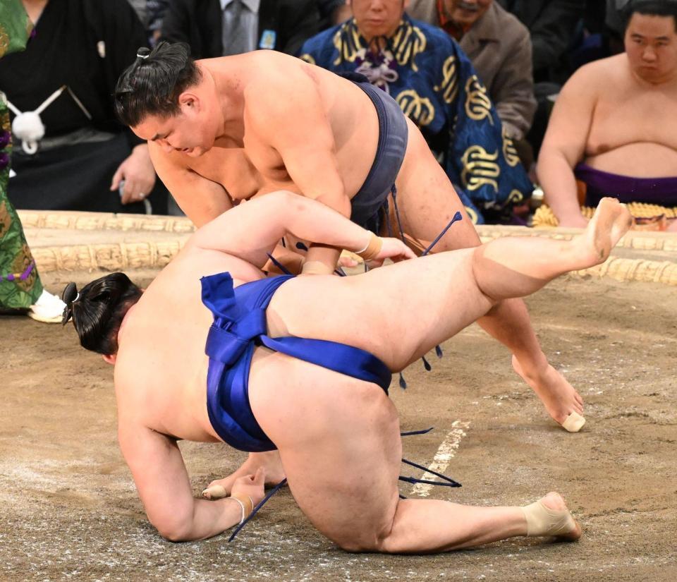 　豊昇龍は下手投げで欧勝馬を下す　