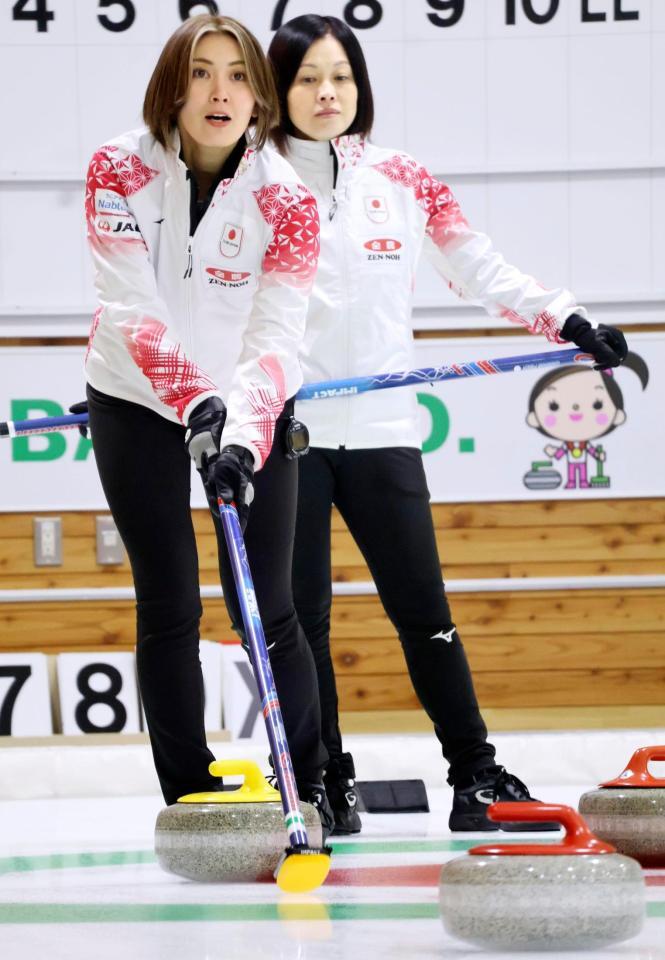 　カーリングのミラノ・コルティナ冬季五輪最終予選に向け、練習するフォルティウスの吉村紗也香（左）