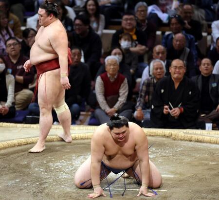 　大の里（右）は隆の勝に引き落としで敗れる（撮影・山口登）