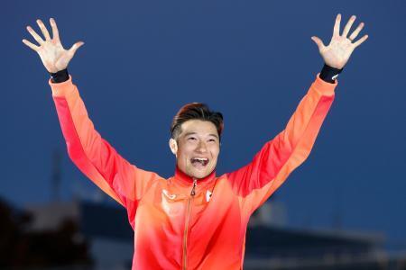 　男子４００メートルで優勝し、表彰式で笑顔の山田真樹＝駒沢陸上競技場