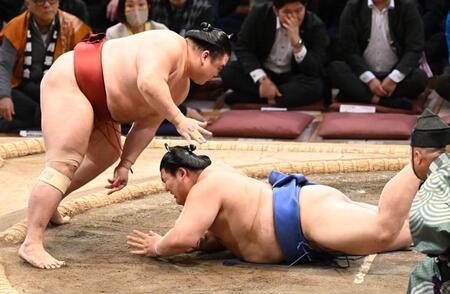 　大の里（右）は引き落としで隆の勝に敗れる