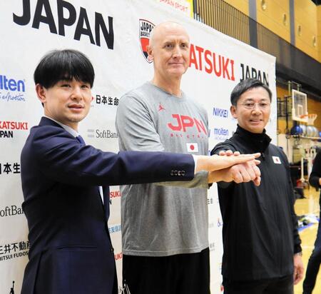 　取材に応じたトム・ホーバス監督（中央）