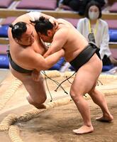 　炎鵬（右）は寄り倒しで上戸を破る