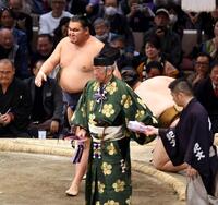 　王鵬を寄り倒しで下した豊昇龍（左）＝撮影・山口登