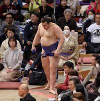 　安青錦は義ノ富士に敗れ引き揚げる（撮影・山口登）