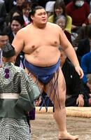 　隆の勝に敗れ、厳しい表情の大の里