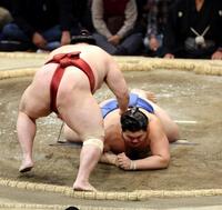 　大の里（下）は隆の勝に引き落としで敗れる（撮影・山口登）