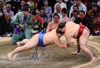 　大の里（左）が引き落としで隆の勝に敗れる