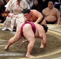 　明生（上）は肩透かしで御嶽海を破る（撮影・山口登）