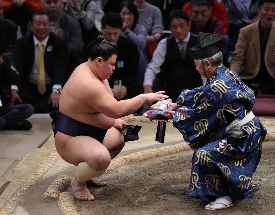 　大の里を破り懸賞金を手にする義ノ富士