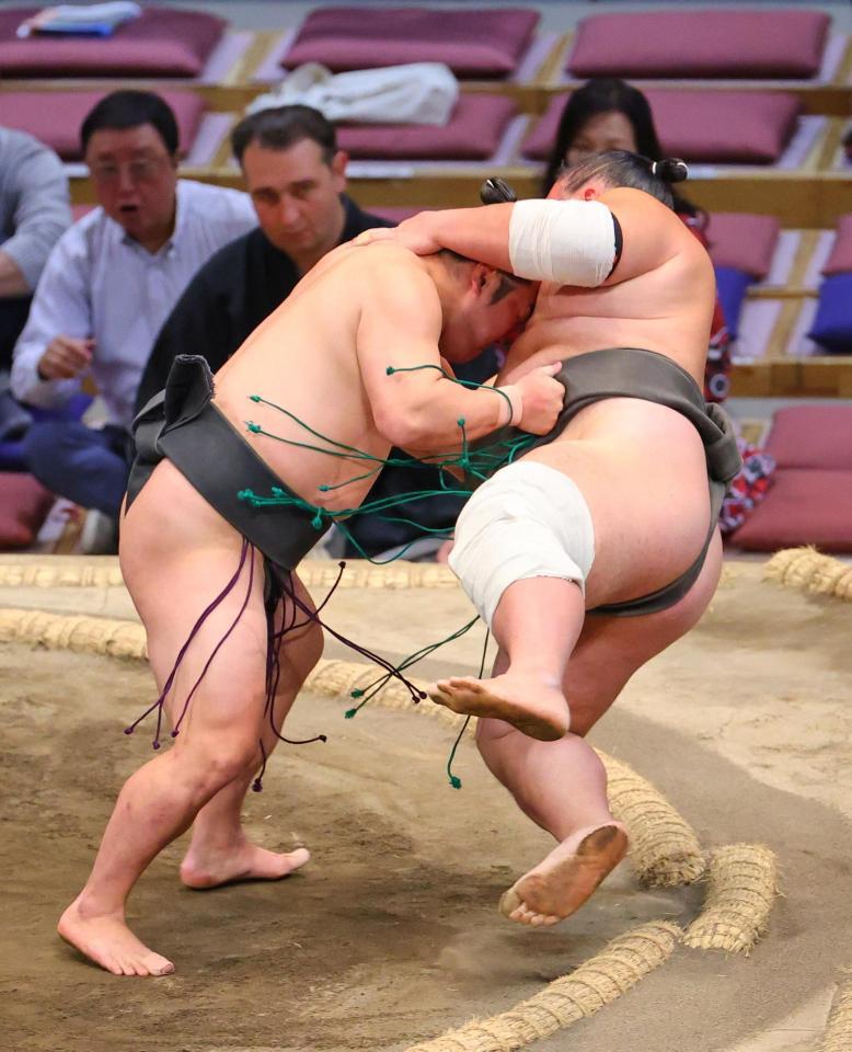 　炎鵬（左）が寄り倒しで上戸を破る