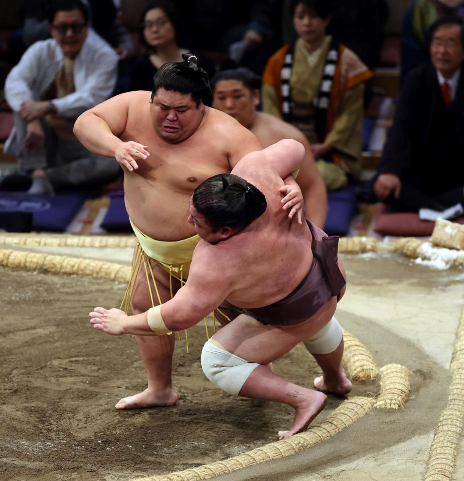 　嘉陽（左）は紫雷をすくい投げで下す（撮影・山口登）