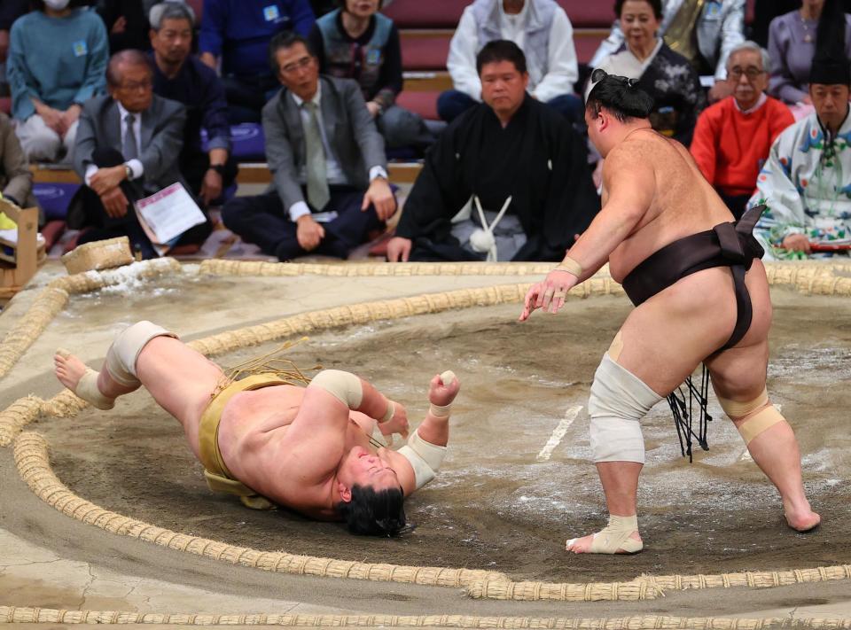 　輝（左）が突き落としで朝乃山に敗れる（右上に大村崑）